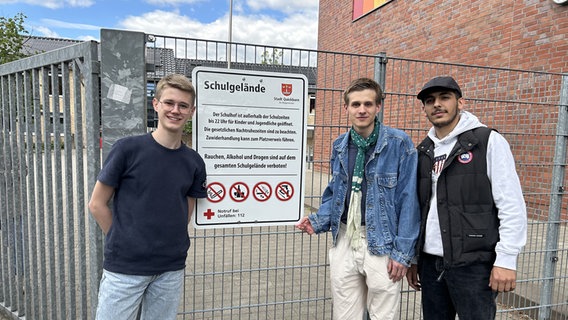 Schüler stehen vor einem neu eröffneten Ort für Kinder und Jugendliche in Quickborn. Schüler stehen vor einem neu eröffneten Ort für Kinder und Jugendliche in Quickborn. © Stadt Quickborn