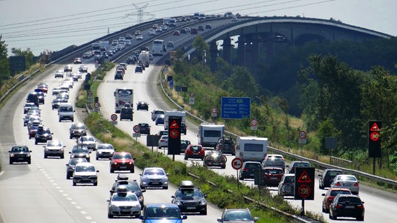 Reiseverkehr rollt auf der A7 über die Rader Hochbrücke © dpa-Bildfunk Foto: Daniel Friederichs