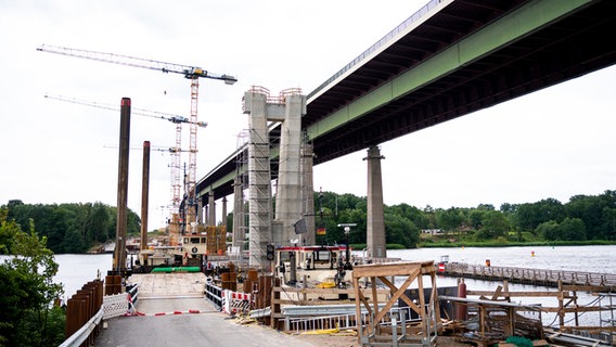 Blick auf die Baustelle für den Neubau der Rader Hochbrücke für die Autobahn A7 über den Nord-Ostsee-Kanal. © picture alliance/dpa Foto: Daniel Bockwoldt