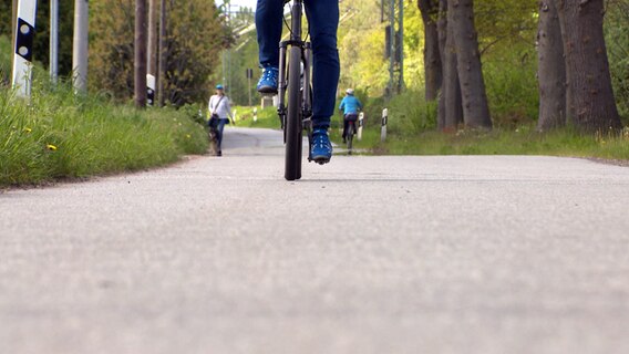 Radfahrer fahren auf einem Radweg irgendwo zwischen Elmshorn und Hamburg. © NDR 