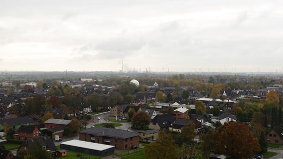 Die Stadt Heide von oben, die Raffinerie ist am Horizont zu erkennen. © NDR Foto: Maja Bahtijarevic