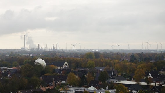 Die Stadt Heide von oben, die Raffinerie ist am Horizont zu erkennen. © NDR Foto: Maja Bahtijarevic