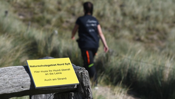 Auf einem Schild steht "Naturschutzgebiet Nord Sylt". © NDR Foto: Jörn Zahlmann
