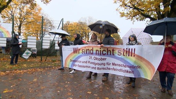 Eine Demonstration in Sandesneben im Kreis Herzogtum-Lauenburg für Menschenrechte und gegen Rassismus. © NDR 