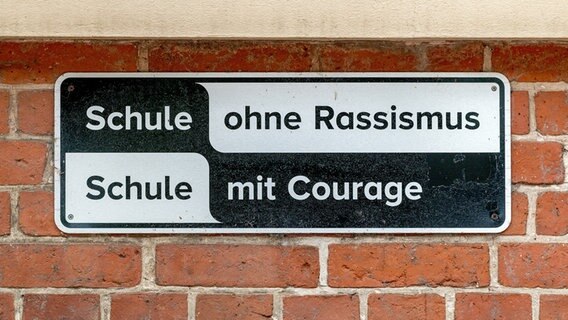 Ein Schild auf dem steht "Schule ohne Rassismus - Schule mit Courage". Ein Schild auf dem steht "Schule ohne Rassismus - Schule mit Courage". © picture alliance / SULUPRESS.DE Foto: Torsten Sukrow