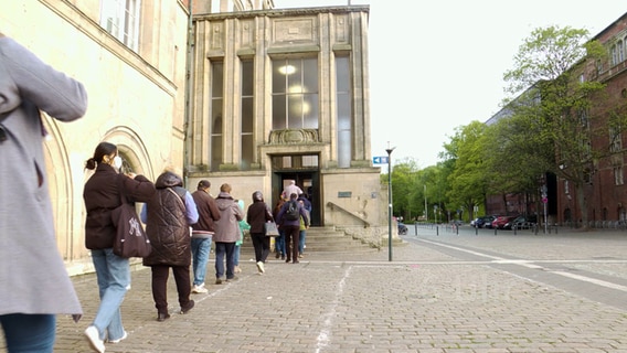 Eine längere Warteschlange steht vor dem Kieler Rathaus. © NDR 
