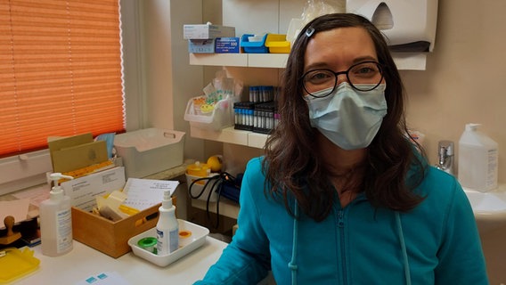 Eine Frau mit einem Mund-Nasenschutz blickt in die Kamera.  Foto: Laura Albus