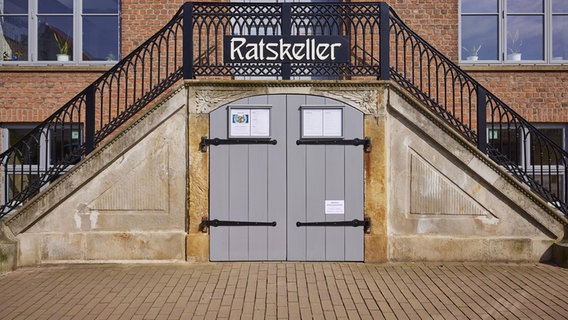 Eingang zum Restaurant Ratskeller im Alten Rathaus in Husum © picture alliance / imageBROKER Foto: Olaf Schulz