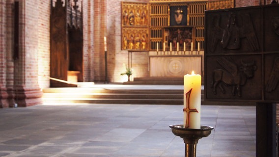 Kerze vor dem Altar im Ratzeburger Dom. © NDR Foto: Mechthild Mäsker