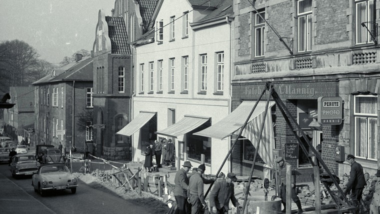 Bauarbeiten vor dem Fotogeschäft Hannig im alten Ratzeburg. © Kreismuseum Ratzeburg