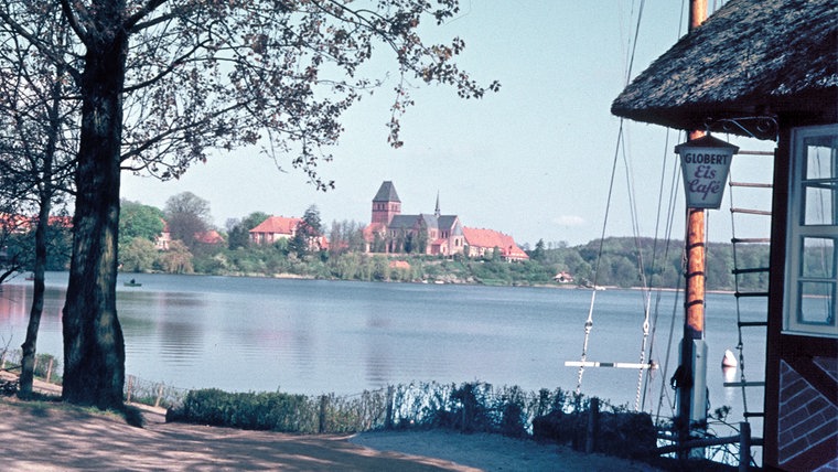 Der Blick auf die Stadtinsel mit dem Dom von der Eisdiele Globert aus in den 50ern. © Kreismuseum Ratzeburg