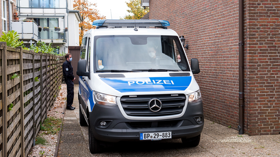 Ein Fahrzeug der Bundespolizei steht vor einem Wohnhaus während einer groß angelegten Razzia gegen Schleuserkriminalität. © dpa-Bildfunk Foto: Daniel Bockwoldt
