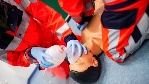 In einem Erste-Hilfe-Kurs wird Reanimation an einer Puppe geübt. © IMAGO / Shotshop 