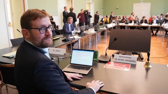 Jan Kürschner (Bündnis 90/ Die Grünen), Vorsitzender vom Innen- und Rechtsausschuss des Landtags, sitzt zu Beginn der Sitzung im Landeshaus. © +++ dpa-Bildfunk +++ Foto: Marcus Brandt