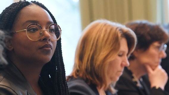 Aminata Touré (l-r, Bündnis 90/Die Grünen), Ministerin für Soziales, Jugend, Familie, Senioren, Integration und Gleichstellung, Kerstin von der Decken (CDU), Ministerin für Justiz und Gesundheit, und Sabine Sütterlin-Waack (CDU), Ministerin für Inneres, Kommunales, Wohnen und Sport, sitzen im Innen- und Rechtsausschuss des Landtags im Landhaus. © +++ dpa-Bildfunk +++ Foto: Marcus Brandt