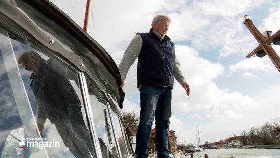 Ein Mann steht auf einem Boot. © NDR 