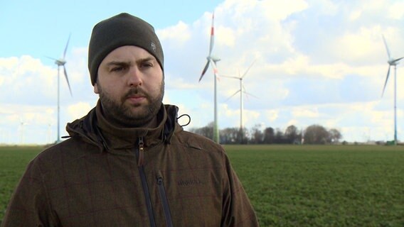 Matthias Kielholz vor seinem WIndpark in Friedrichsgabekoog Matthias Kielholz vor seinem WIndpark in Friedrichsgabekoog © NDR Foto: NDR