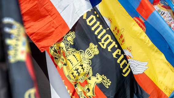 Reichsbürger-Treffen, Kundgebung auf dem Königsplatz, Fahnen der ehemaligen Bundesstaaten des Deutschen Kaiserreichs. © IMAGO Foto: Wolfgang Maria Weber