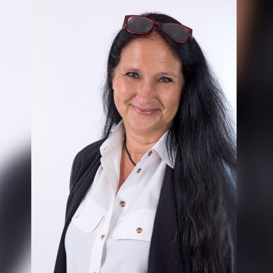 Astrid Reichwaldt (die Basis) lächelt in die Kamera. Astrid Reichwaldt (die Basis) lächelt in die Kamera.