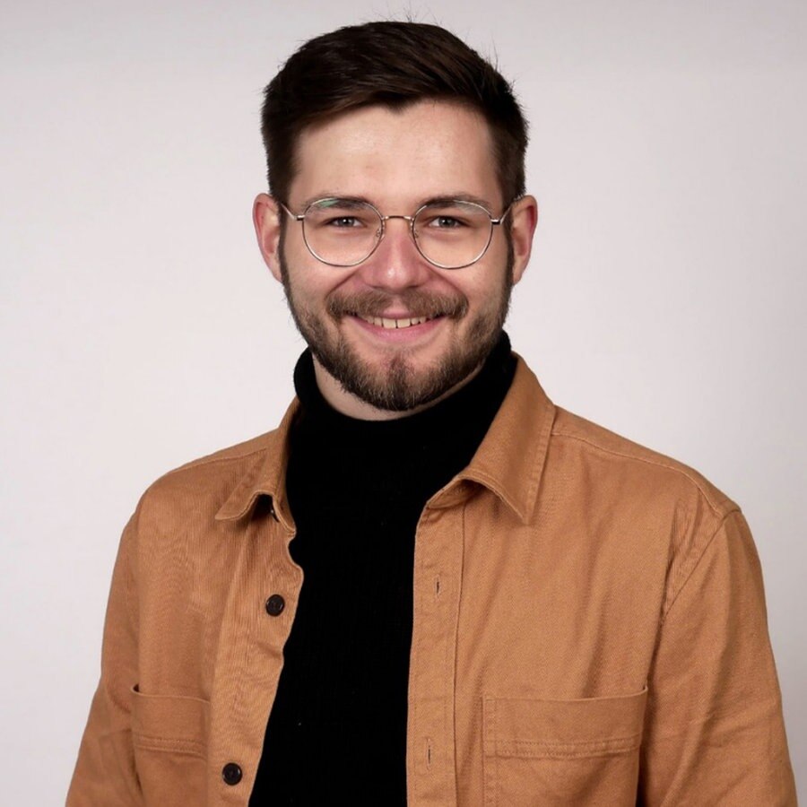 Maximilian Reimers, Die Linke, lächelt in die Kamera. Maximilian Reimers, Die Linke, lächelt in die Kamera.