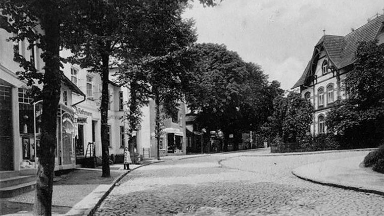 Eine historische Aufnahme der Bahnhofstraße in Reinbek. © Stadtarchiv Reinbek/Dr. Carsten Walczok