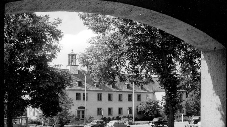 Eine historische Aufnahme des Reinbeker Rathauses.  © Stadtarchiv Reinbek/Dr. Carsten Walczok