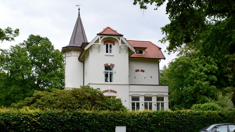 Eine aktuelle Aufnahme einer Villa in Reinbek. © NDR Foto: Anne Passow