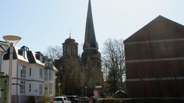 Der Alte Markt mit Kirchturm in Rellingen. © NDR Foto: Sabine Alsleben