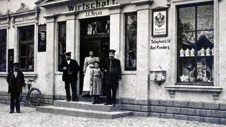 Eine historische Aufnahme der Hauptstraße 42 in Rellingen, aufgenommen Anfang des 20. Jahrhunderts. © Verein für Heimatkunde Rellingen und Umgebung von 1976 e.V.