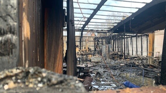 Eine ausgebrannte Halle in Rellingen © NDR Foto: Corinna Below