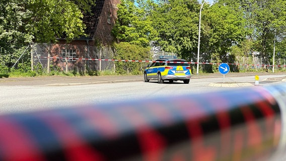Ein Polizeifahrzeug steht auf einer mit Flatterband abgesperrten Straße © News5 Foto: News5