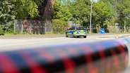 Ein Polizeifahrzeug steht auf einer mit Flatterband abgesperrten Straße © News5 Foto: News5
