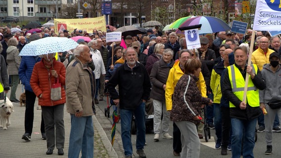 Rentner demonstrieren in Stockelsdorf © NDR Foto: NDR Screenshot