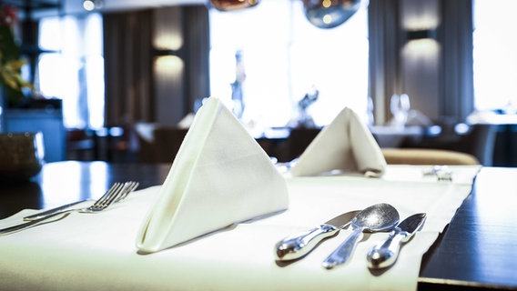 Der gedeckte Tisch in einem leeren Restaurant. © picture alliance Foto: Vincent Jannink