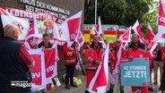 Beschäftigte der kommunalen Rettungsdienste protestieren gegen ihre Arbeitsbedingungen. © NDR 