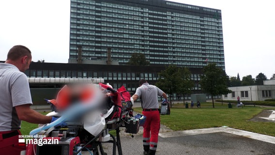 Rettungskräfte bringen eine Patientin in ein Krankenhaus. © NDR 