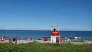 Ein Rettungsschwimmer vom DLRG wacht über einen Badestrand. © NDR Foto: Balthasar Hümbs