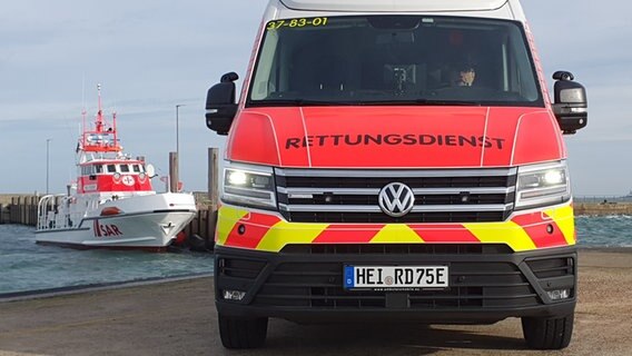Ein neuer Rettungswagen mit Elektroantrieb steht im Hafen von Helgoland. © Rettungsdienst-Kooperation in Schleswig-Holstein (RKiSH) gGmbH 
