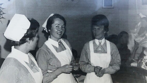 Tres enfermeras hablan, una de ellas mira a la cámara. © Sociedad de Misiones Internas de Schleswig-Holstein 