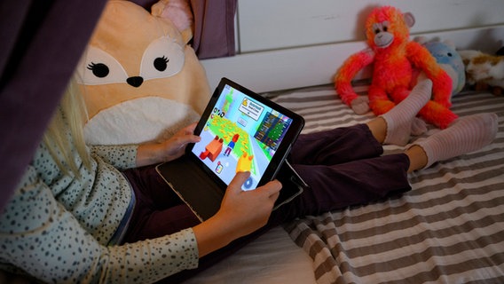 Ein junges Kind spielt das Spiel "Roblox" auf einem iPad. © IMAGO / TT/Jessica Gow Foto: Jessica Gow