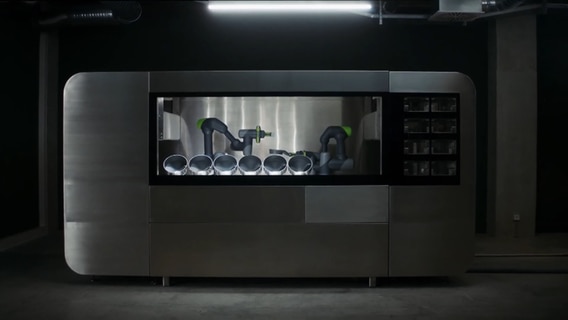 Ein Roboter der in der Gastronomie Essen zubereiten kann. © NDR 