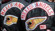 Auf der Rückseite zweier Lederjacken steht der Schriftzug "Hells Angels". © picture alliance / dpa 