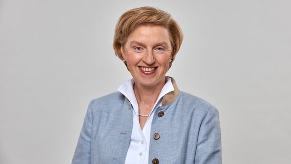 Anette Röttger (CDU) lächelt in die Kamera.  