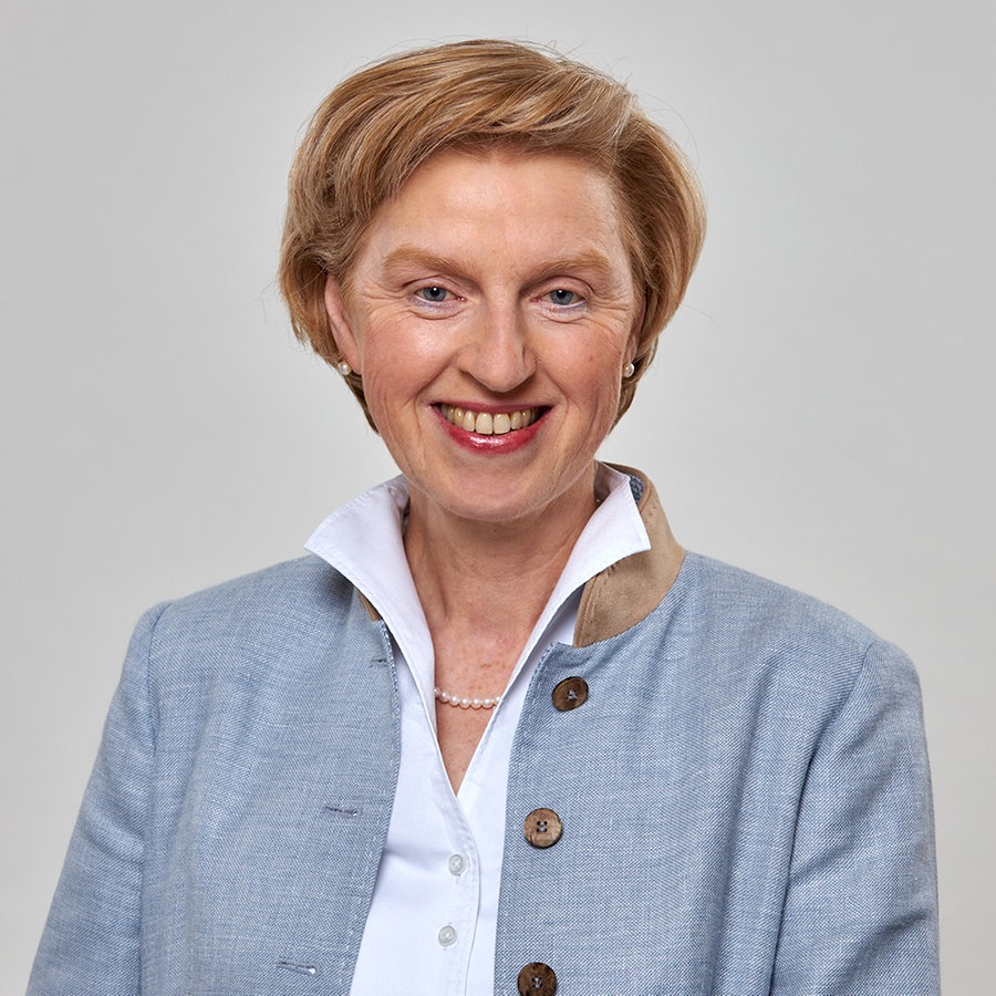 Anette Röttger (CDU) lächelt in die Kamera.  