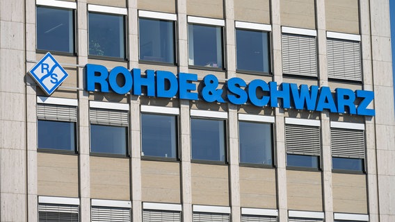 Das Logo der Firme Rohne & Schwarz auf einem Bürogebäude. © Imago Images / Schöning Foto: Imago Images / Schöning