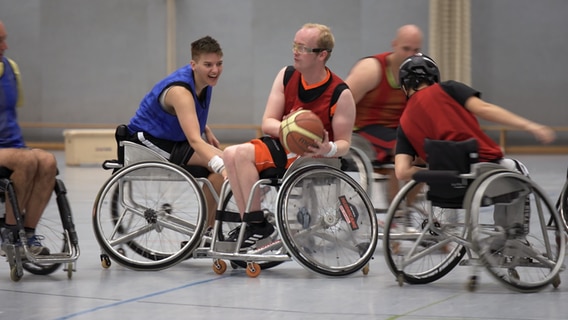 Spieler des SV Adelby Rollstuhlbasketball in einem Trainingsspiel. © NDR Foto: Christoph Klipp