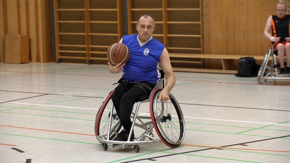 Kay SV Adelby Rollstuhlbasketball in einer Trainingseinheit. © NDR Foto: Christoph Klipp
