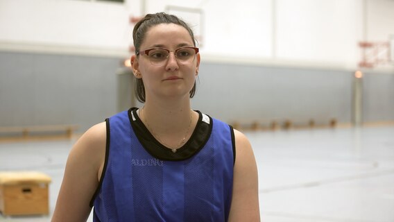 Rebecca vom SV Adelby Rollstuhlbasketball im Gespräch mit dem NDR. © NDR Foto: Christoph Klipp