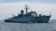 Ein Marine Schiff fährt auf der Kieler Förde © IMAGO / penofoto 