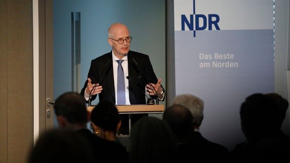 Hamburgs Erster Bürgermeister Peter Tschentscher beim Festakt 70 Jahre öffentlich-rechtlicher Rundfunk in der Business School of Administration. © NDR Foto: Morris Mac Matzen